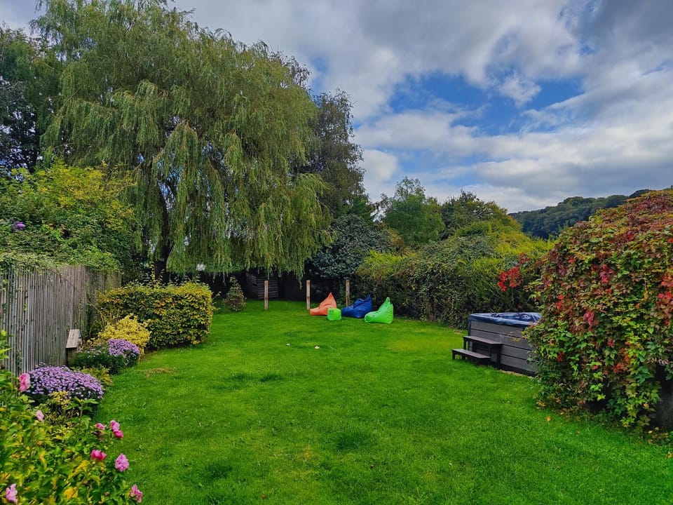 Spring, Day, Natural landscape, Garden, Hot Tub, Garden view