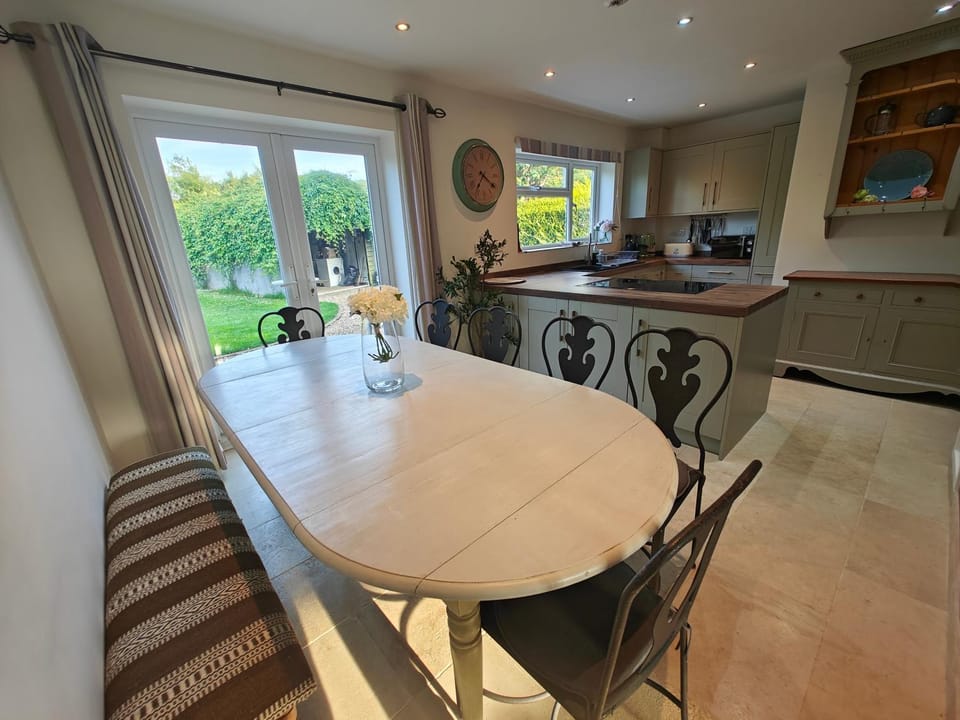 Kitchen or kitchenette, Dining area, dishwasher, pet friendly, stove