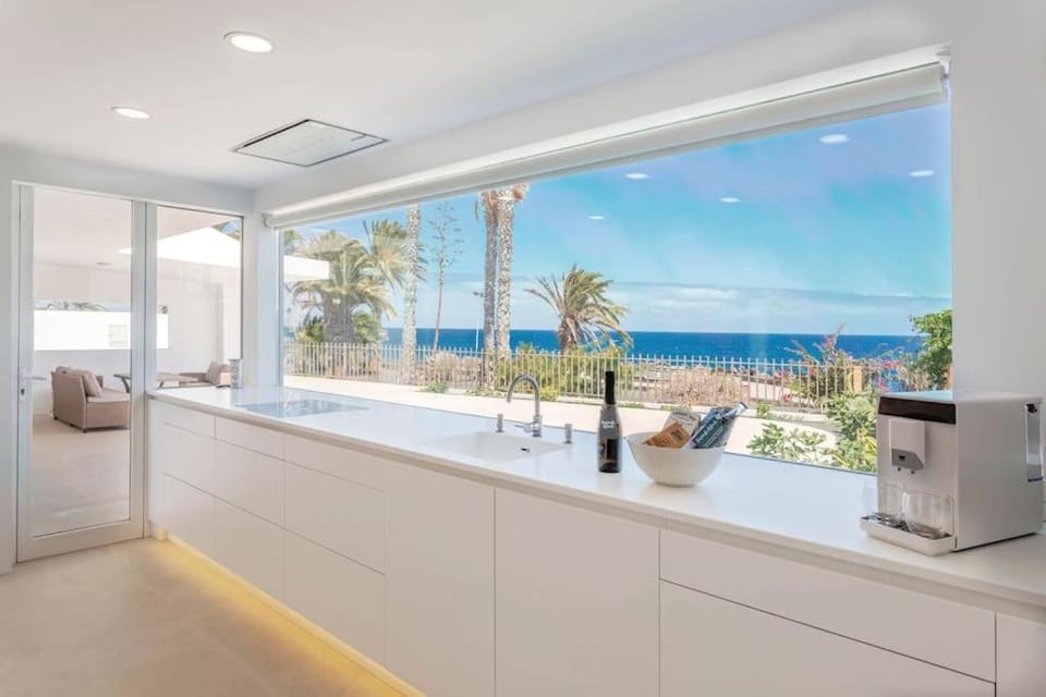 Ocean Bliss Beautiful Villa with Pool and Sea Views Villa in Costa Teguise