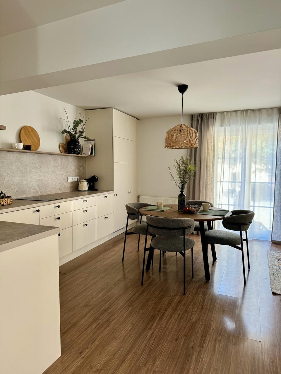 Kitchen or kitchenette, Dining area