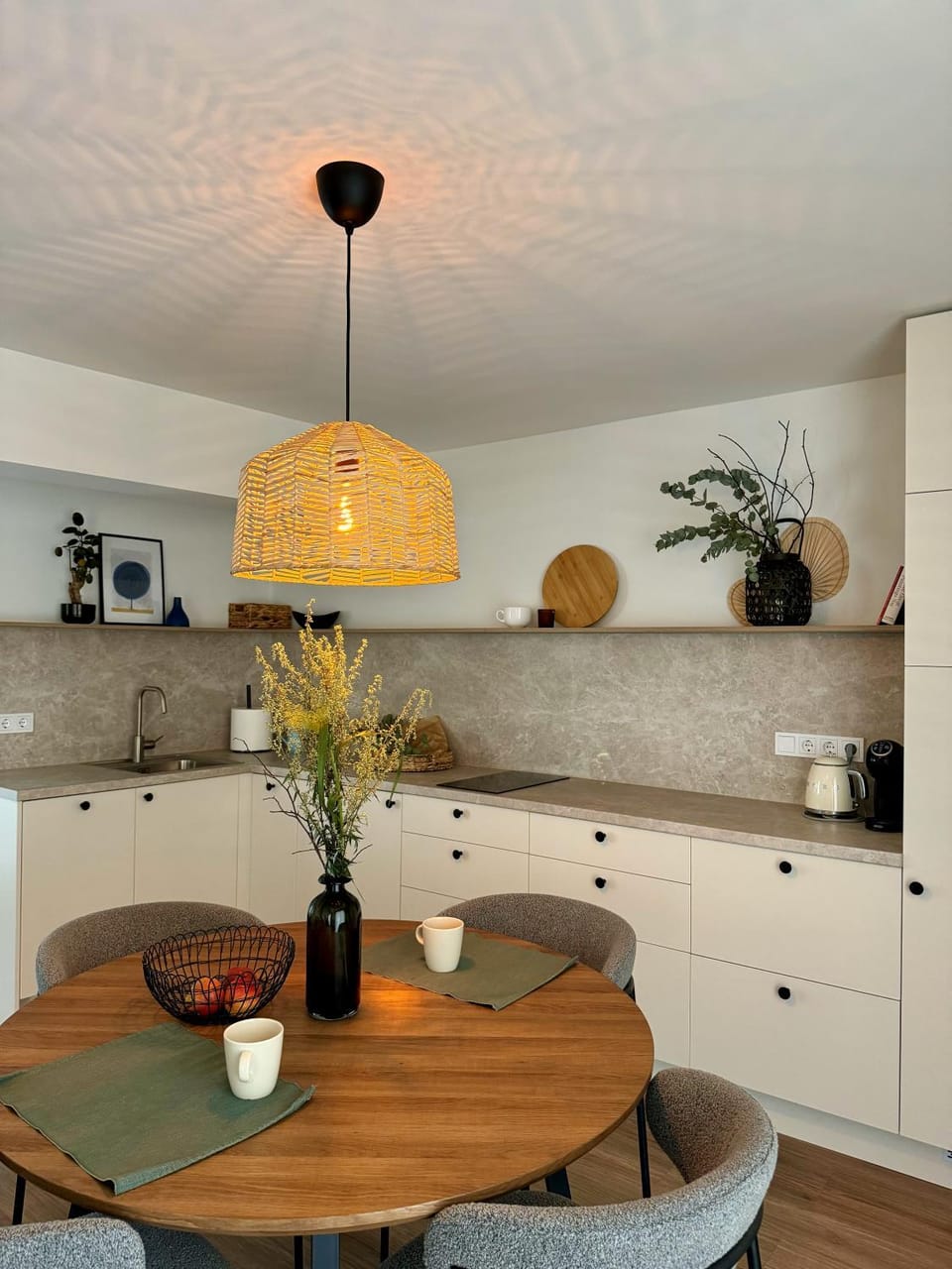 Kitchen or kitchenette, Dining area