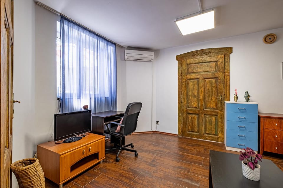 Communal lounge/ TV room, TV and multimedia, Living room, Seating area, wardrobe, air conditioner
