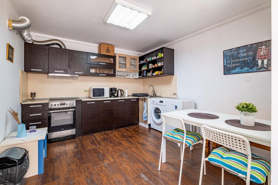 Coffee/tea facilities, Kitchen or kitchenette, Dining area, oven, stove, washing machine