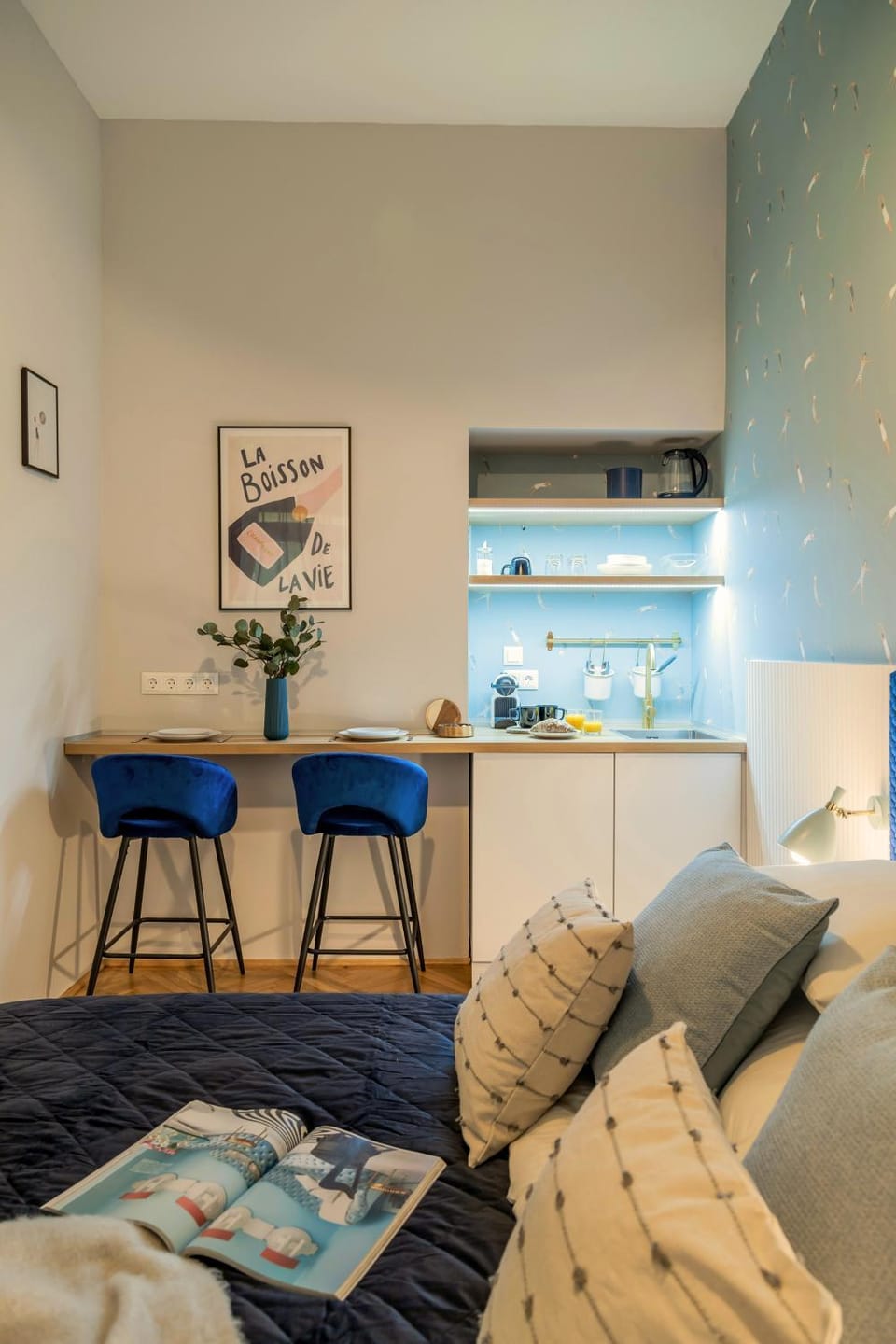 Bed, Kitchen or kitchenette, Dining area