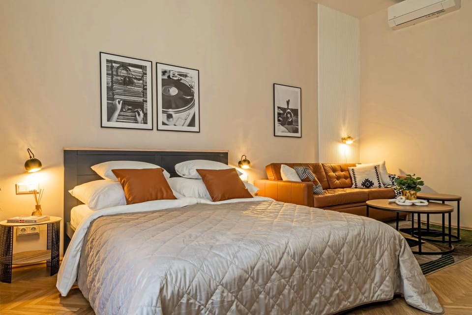 Bed, Living room, Seating area, Bedroom, air conditioner