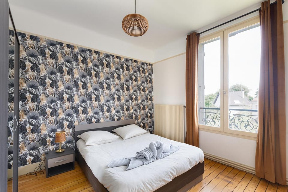 Photo of the whole room, Garden view