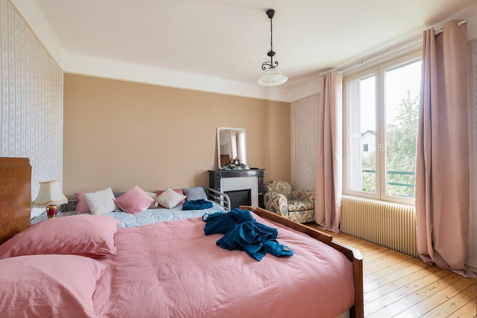 Bed, Photo of the whole room, fireplace