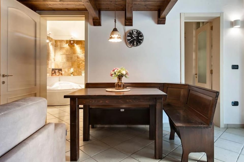 Seating area, Dining area