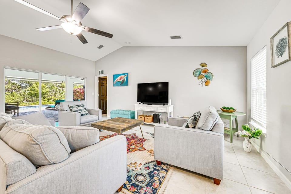 Saltwater Pool & Game Room: Gulf Coast Retreat House in North Port