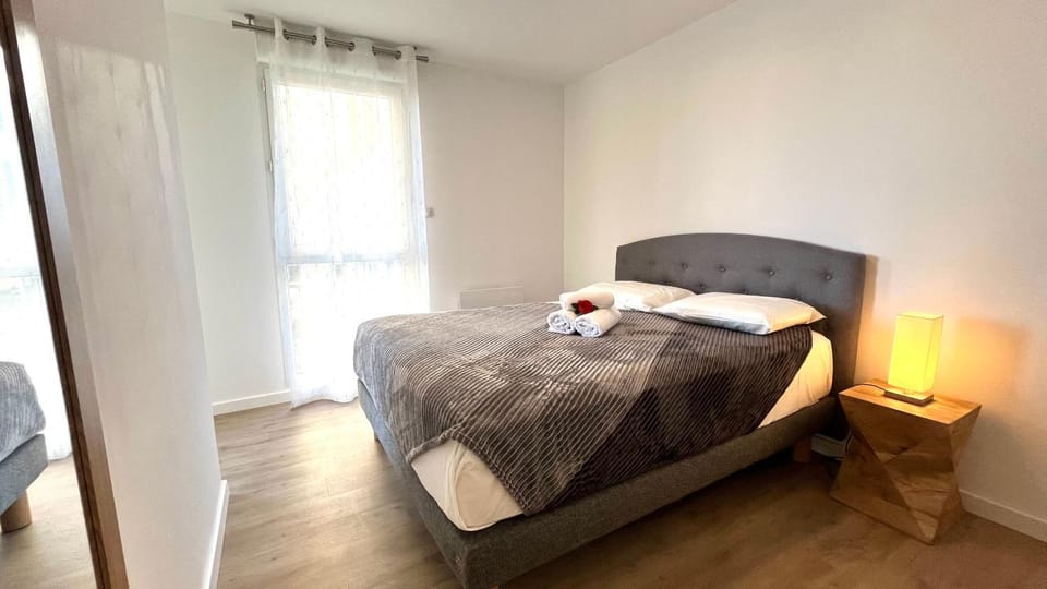 Bed, Bedroom, towels
