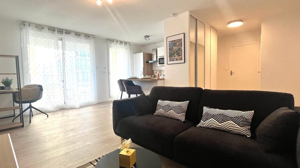 Kitchen or kitchenette, Living room, Seating area, Dining area
