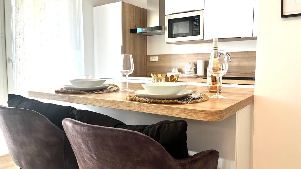 Dining area, minibar