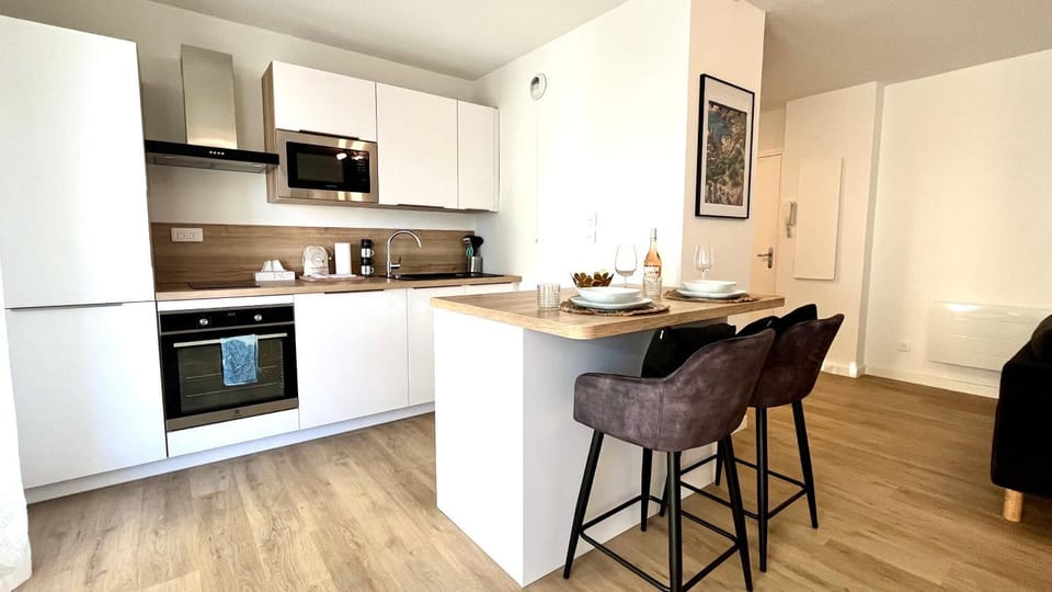 Coffee/tea facilities, Kitchen or kitchenette, Dining area, oven