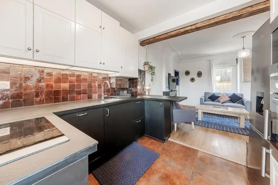 Kitchen or kitchenette, Dining area, oven, stove