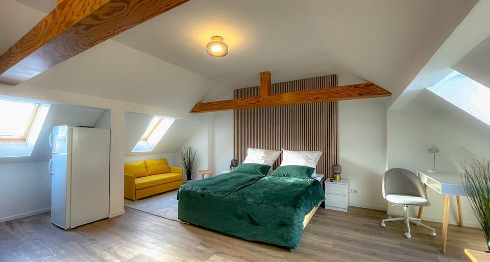 Bed, Seating area, Bedroom