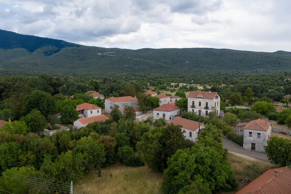 Property building, Nearby landmark, Day, Neighbourhood, Natural landscape, Bird's eye view, Landmark view, Mountain view