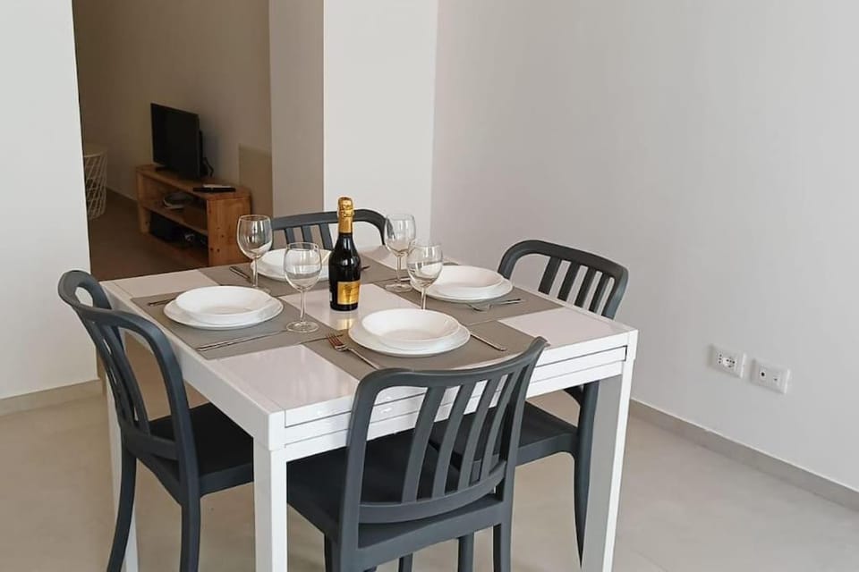 TV and multimedia, Living room, Food and drinks, Seating area, Dining area