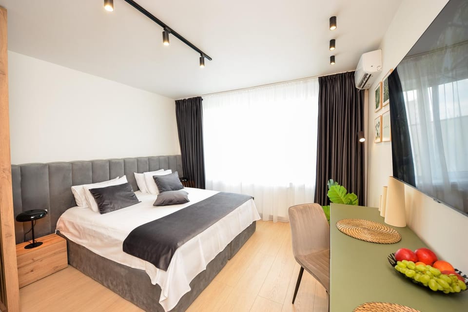Bed, Dining area, air conditioner