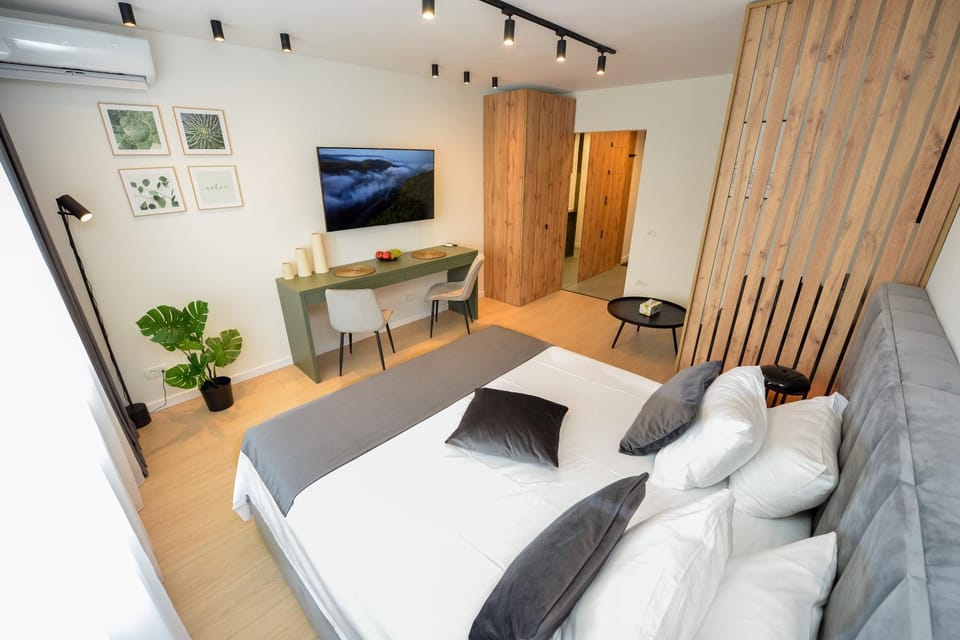 Bed, TV and multimedia, Dining area, wardrobe