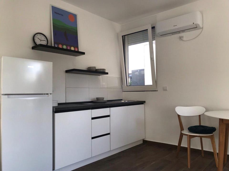 Kitchen or kitchenette, Dining area, air conditioner