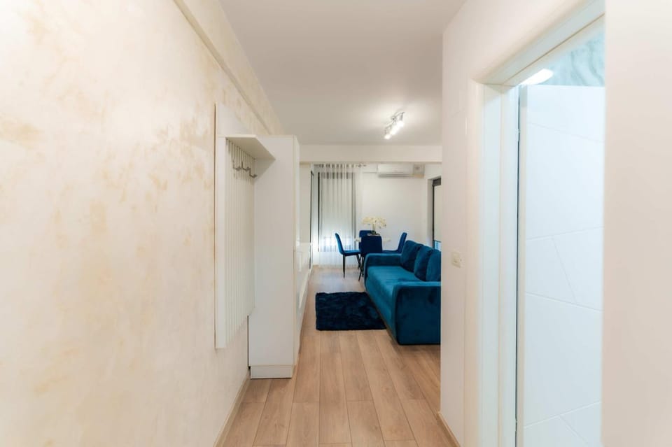 Bed, TV and multimedia, Living room, Photo of the whole room, Seating area, Bedroom