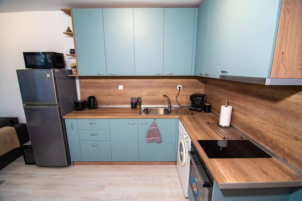 Coffee/tea facilities, Kitchen or kitchenette, oven, stove, toaster