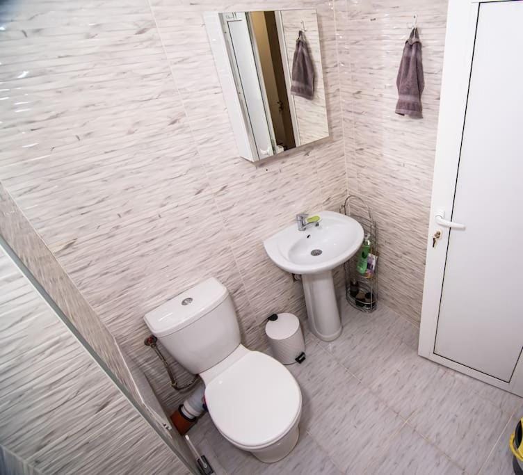 Toilet, Bathroom, towels