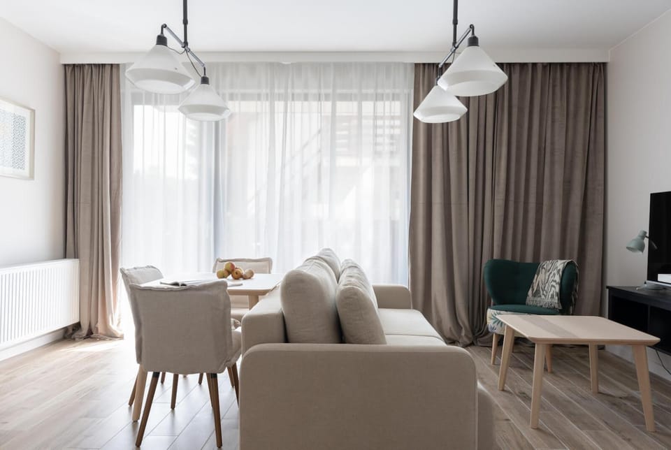 Day, TV and multimedia, Living room, Seating area, Dining area