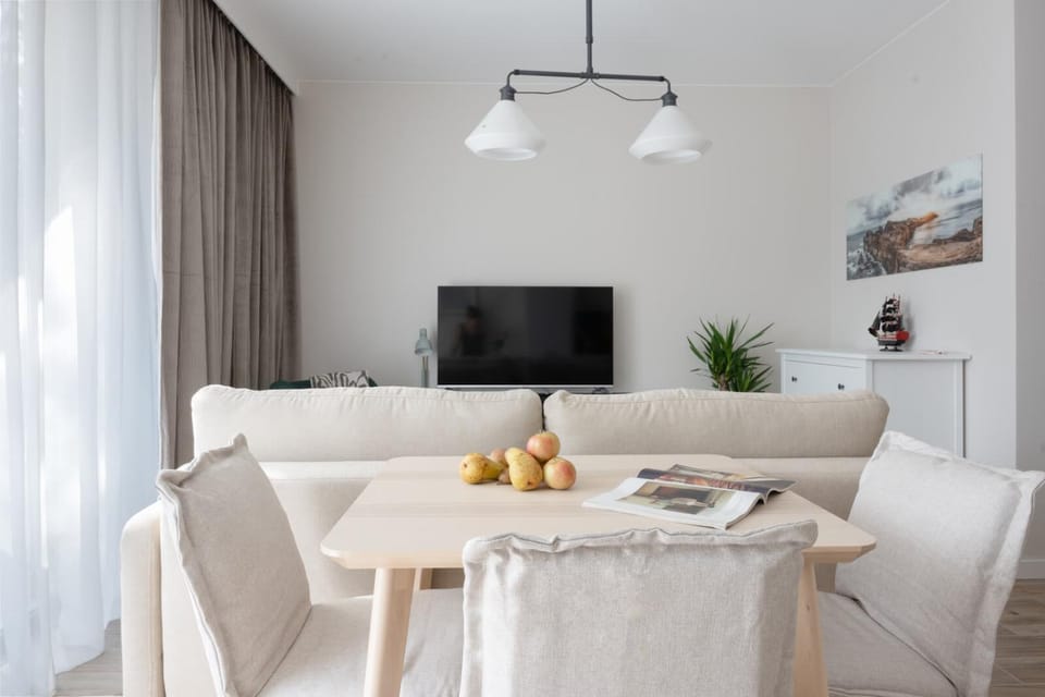 Day, TV and multimedia, Living room, Seating area, Dining area, Evening entertainment