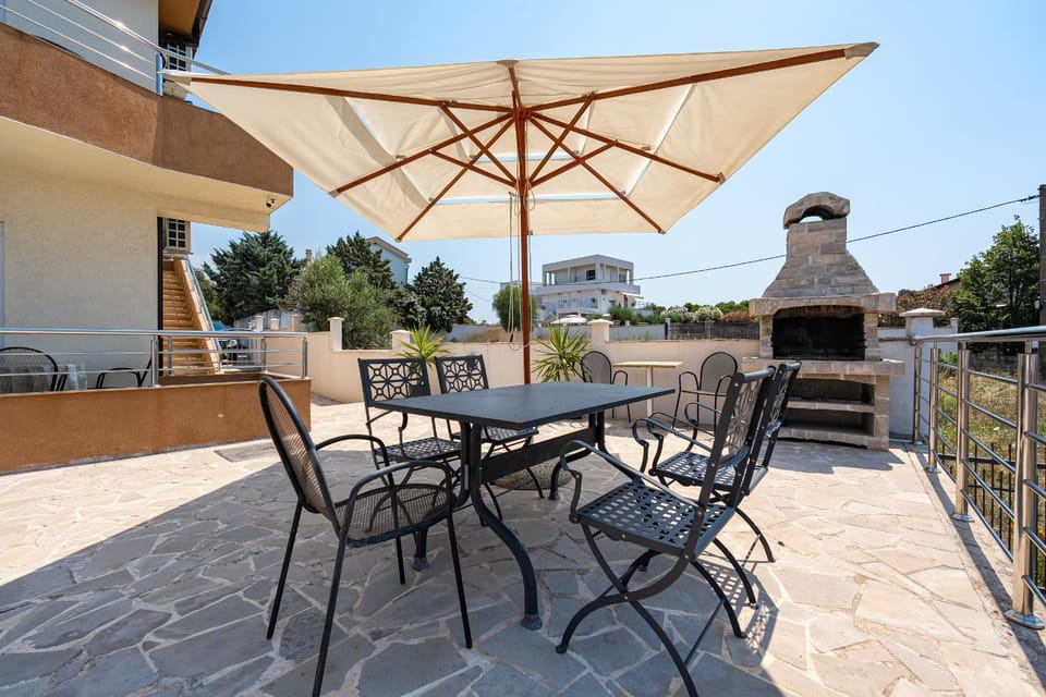 Property building, Patio, Day, Balcony/Terrace