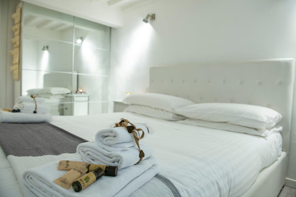 Photo of the whole room, Bedroom, towels