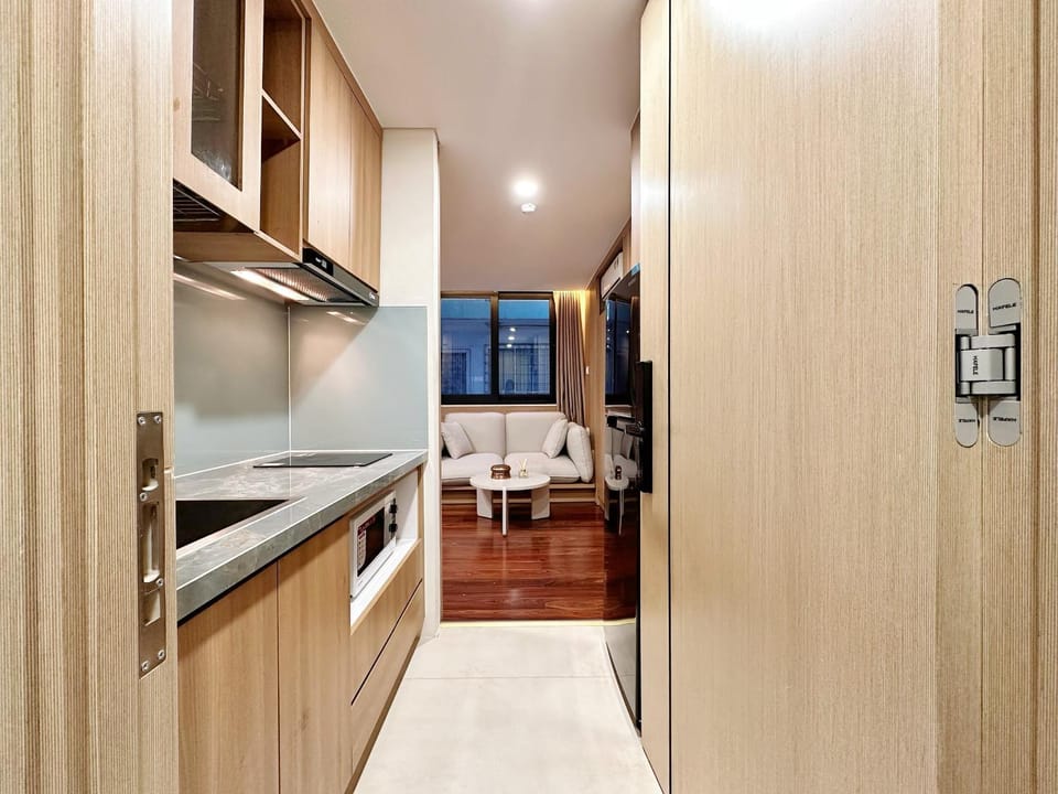 Kitchen or kitchenette, minibar, stove