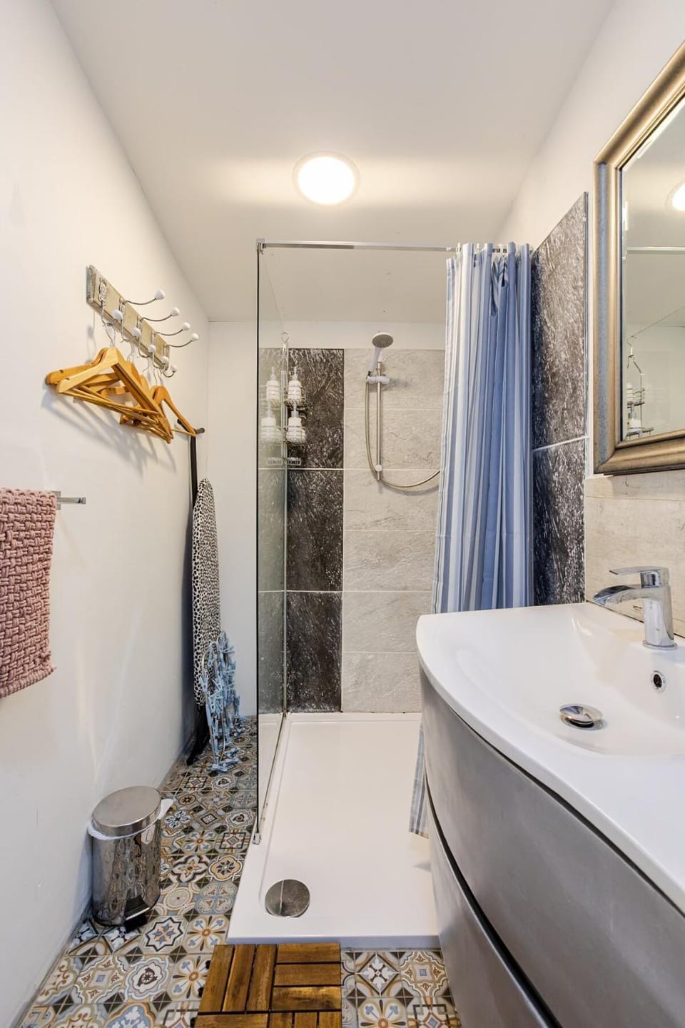 Shower, Bathroom, towels