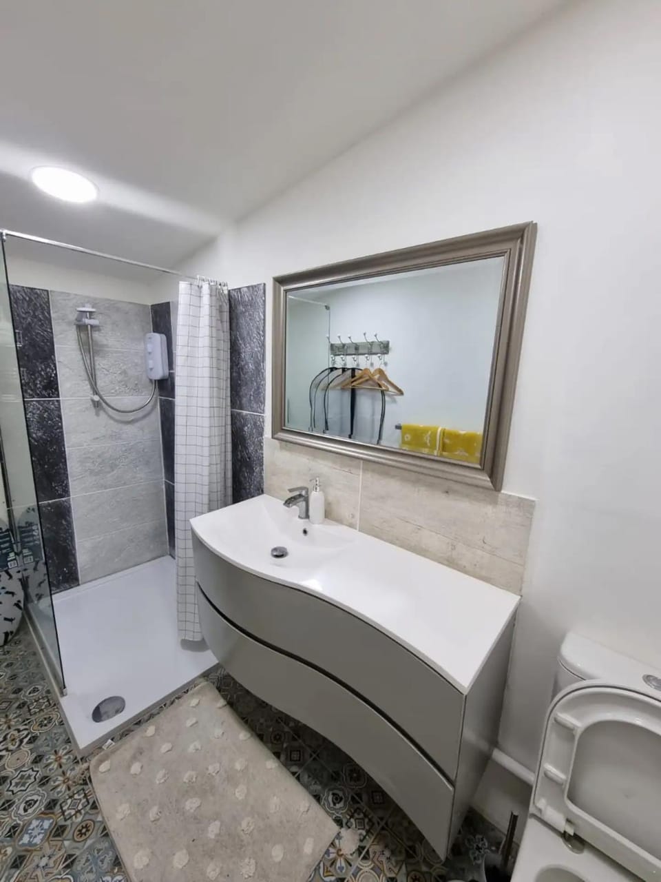 Shower, Bathroom, Photo of the whole room, towels