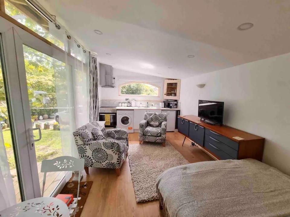 TV and multimedia, Kitchen or kitchenette, Seating area, furniture, kitchen, kitchen