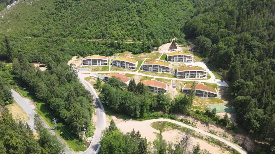 Property building, Neighbourhood, Natural landscape, Bird's eye view, Mountain view, Street view