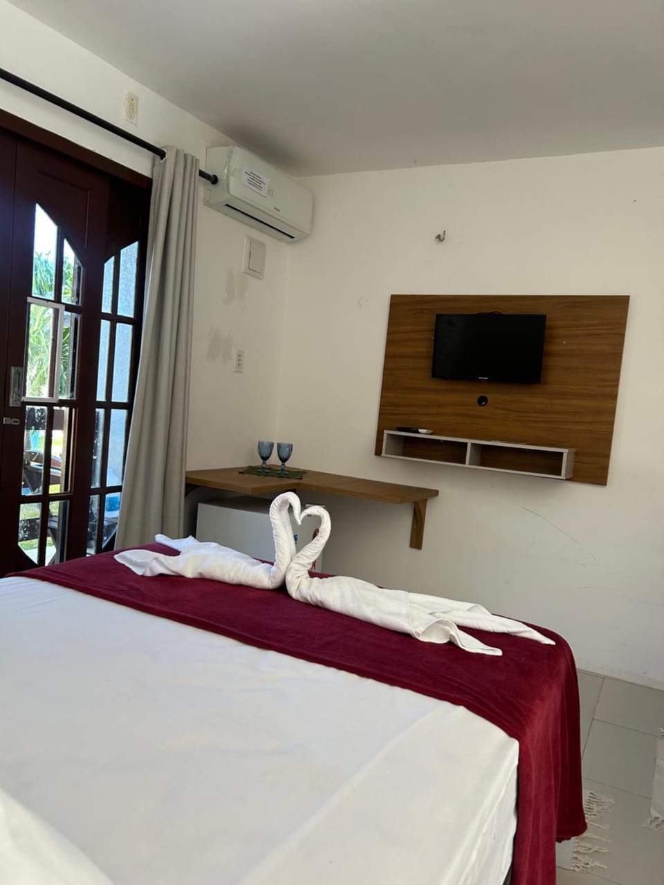Bed, TV and multimedia, Bedroom, air conditioner