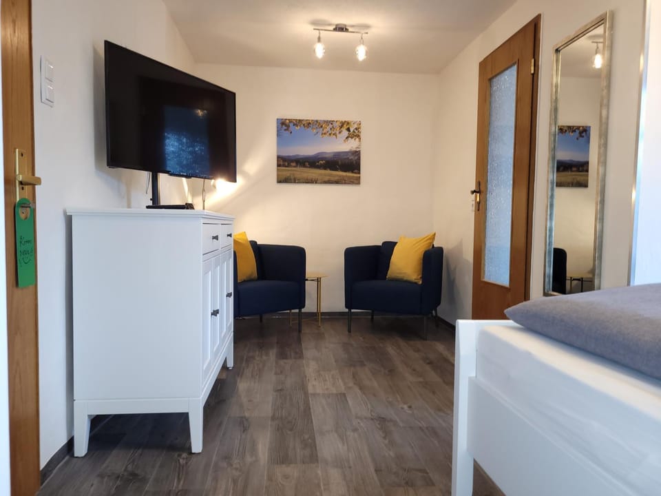 Photo of the whole room, Seating area