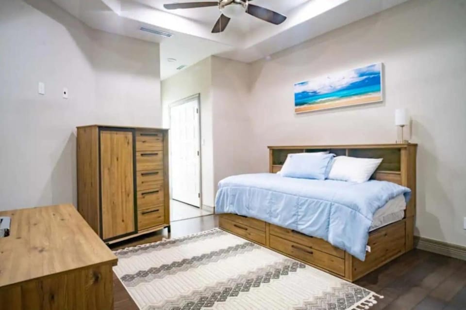 4 Bedrooms Pool Game room Massive Kitchen House in Mission