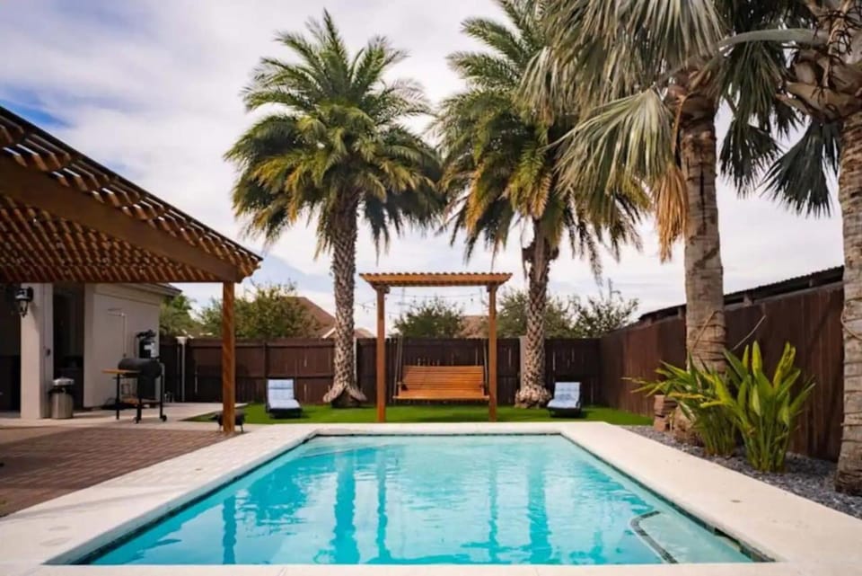 4 Bedrooms Pool Game room Massive Kitchen House in Mission