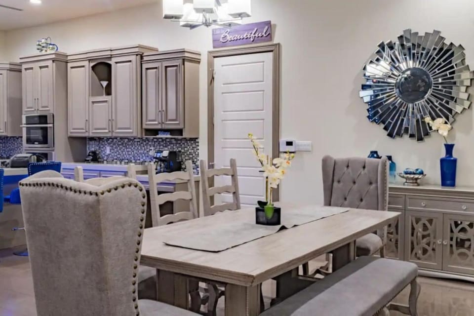 4 Bedrooms Pool Game room Massive Kitchen House in Mission
