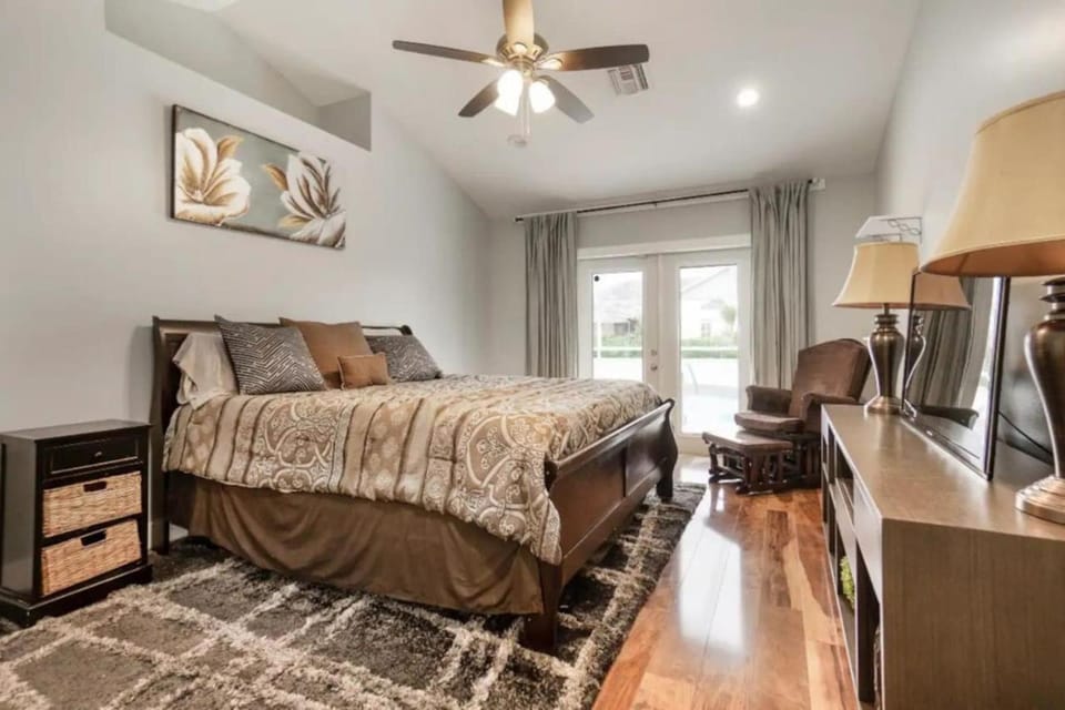 Massive 6 bedroom with Pool House in Wellington