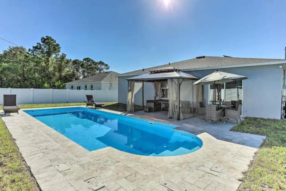 Massive 4 bedroom close to the Beach with a pool House in Port Saint Lucie