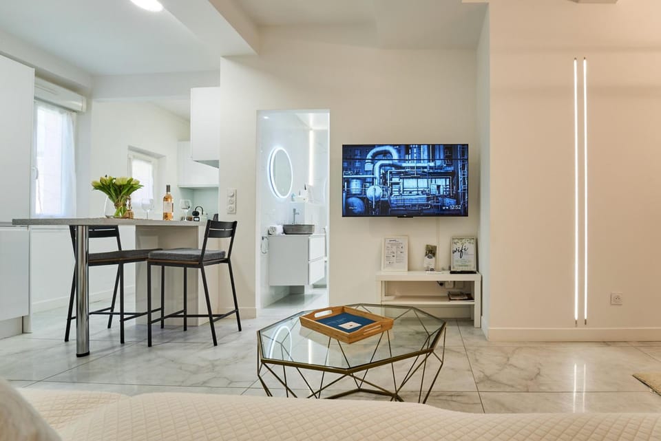 TV and multimedia, Living room, Seating area, Dining area