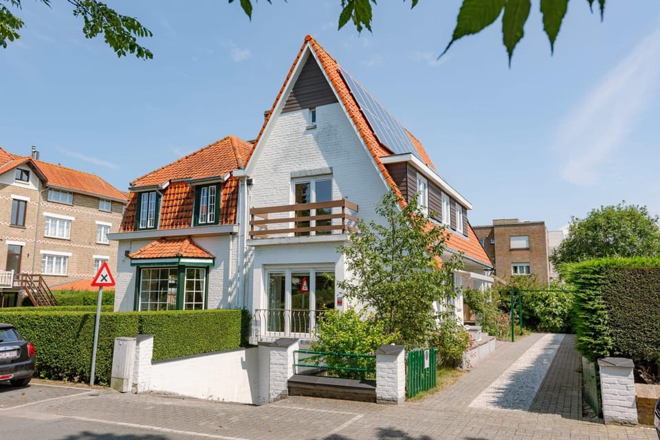 Property building, Day, Neighbourhood, Street view, Parking