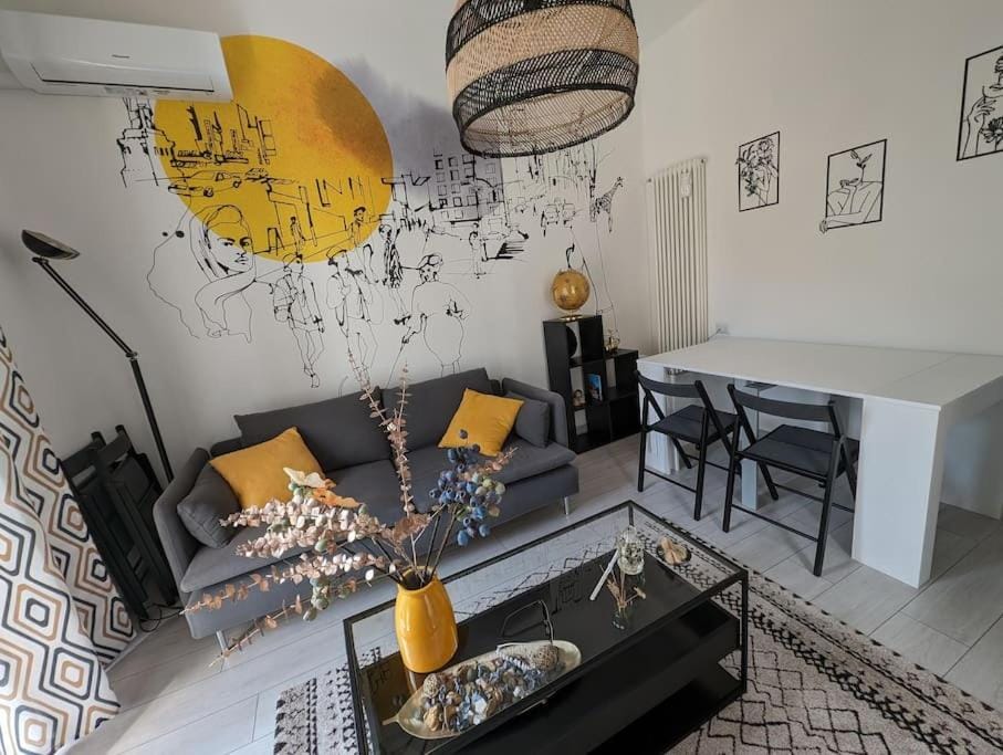 Bright flat just 10 minutes from the city centre Apartment in Como