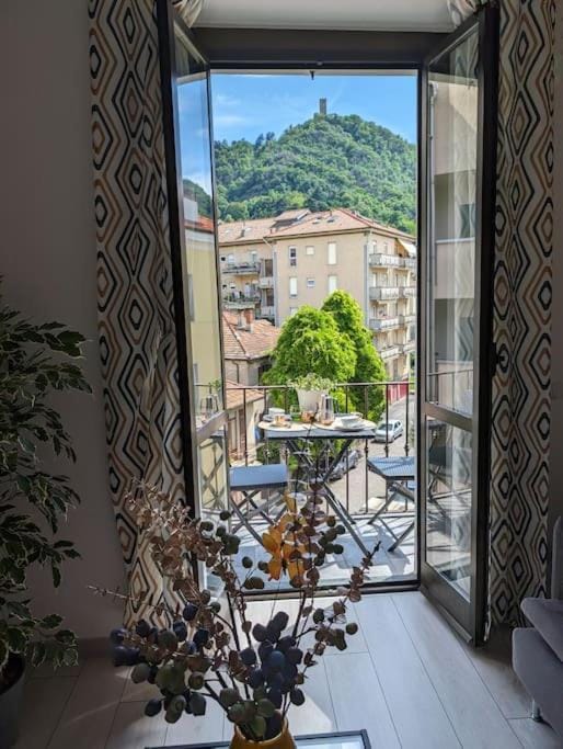 Bright flat just 10 minutes from the city centre Apartment in Como