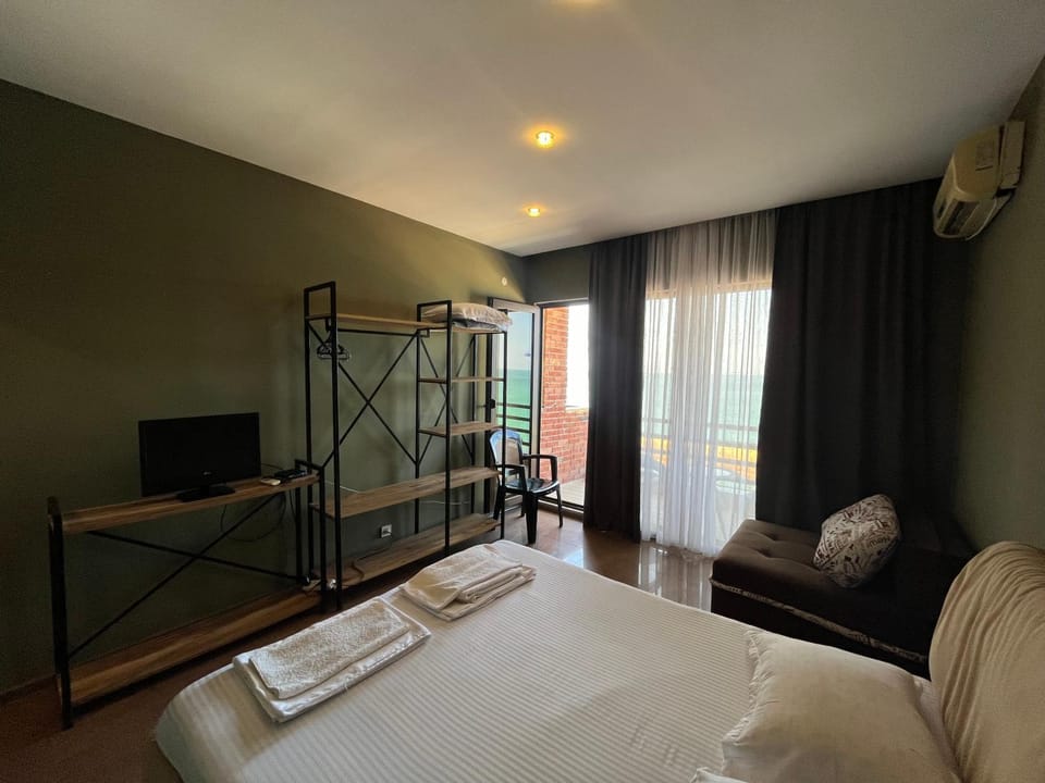 Communal lounge/ TV room, Bed, TV and multimedia, Photo of the whole room, Evening entertainment, Bedroom, bunk bed