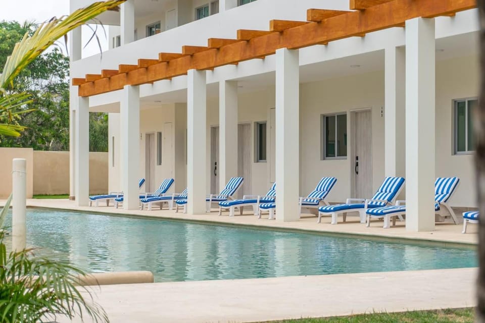 Property building, Swimming pool, sunbed