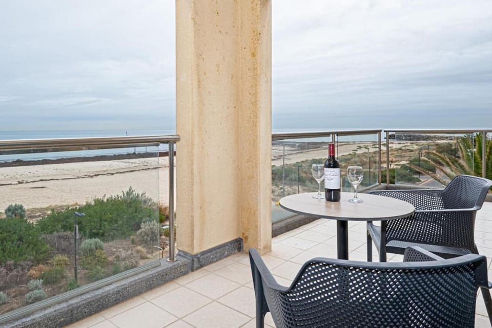 View (from property/room), Balcony/Terrace, Seating area, Dining area, Sea view, Drinks